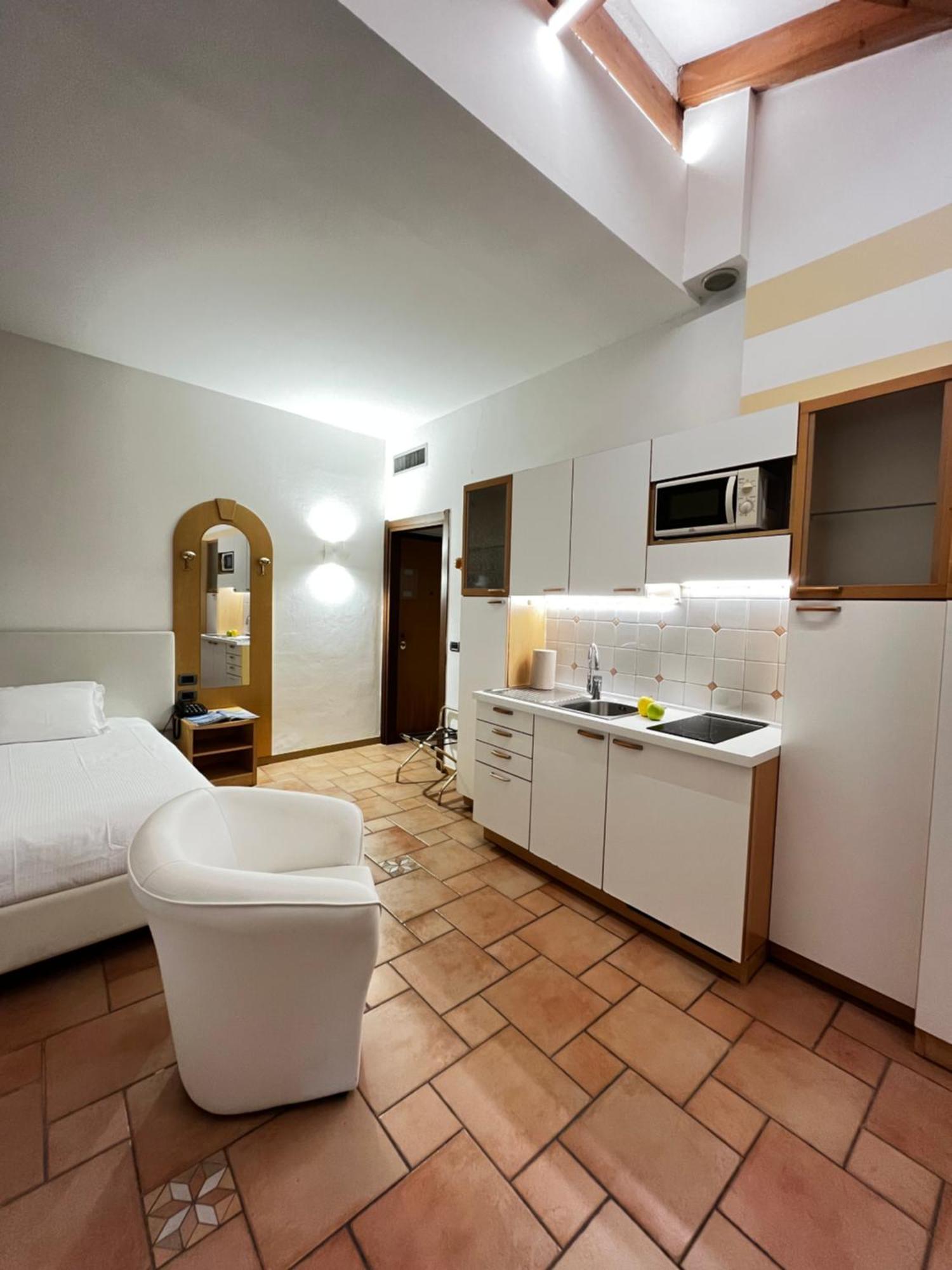 Manci Apartments By Hotel America Trento Bagian luar foto