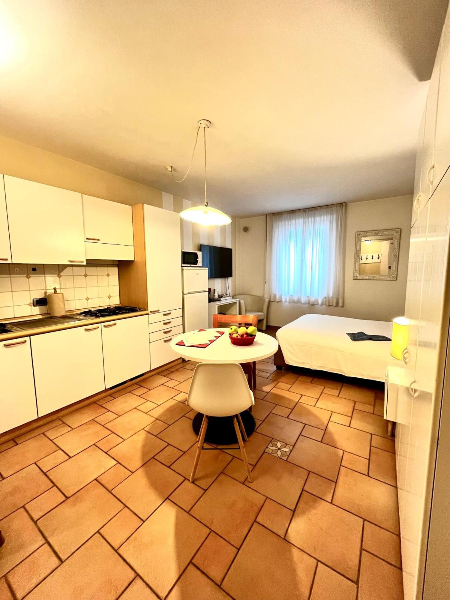 Manci Apartments By Hotel America Trento Bagian luar foto